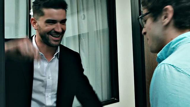 офисные парни жёстко имеют зрелого красавца втроём по голой