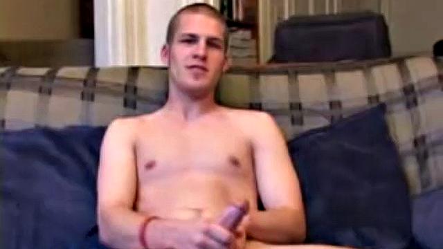 Алекс Вест трёт член сквозь джинсы, забивает жопу дилдо и мощно кончает на грудь