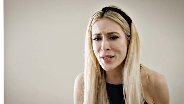 похотливая красотка трахается с любовником по полной