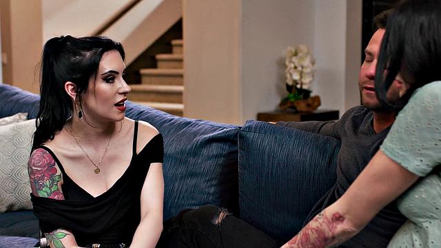 беременная Шарлотта Синс смотрит, как муж трахает Анну Де Виль