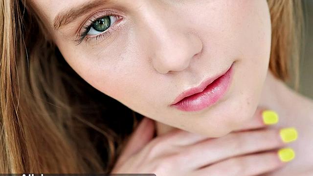 блонди с фантазиями врача мастурбирует и ждет настоящего пациента