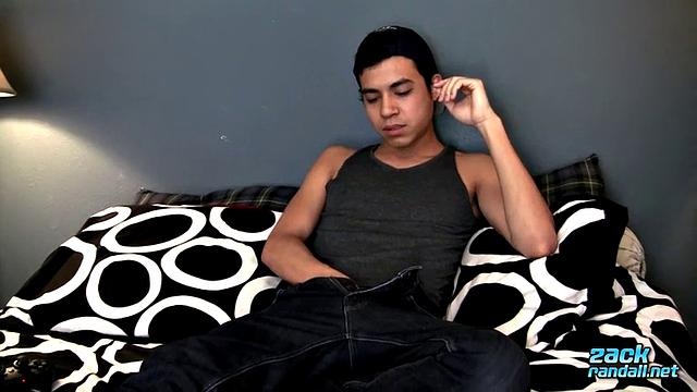 Айзек дрочит свой большой необрезанный член - Айзек Йейл