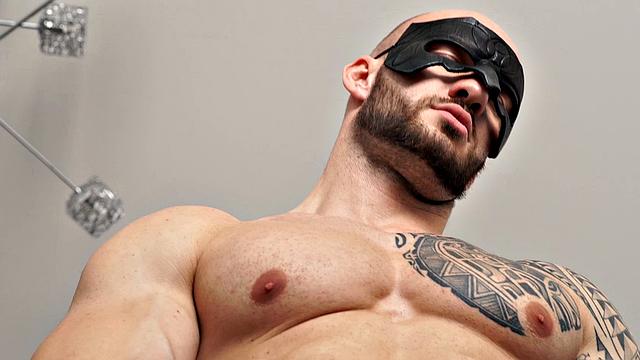 глянь, как качок дрочит свой член