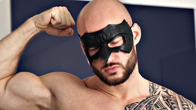 глянь, как качок дрочит свой член