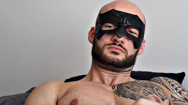 Newbie Bodybuilder Jerks His Cock - Maskurbate