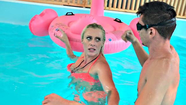 Inked MILF deepthroats and pussyrammed in pool by lover