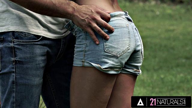 Смотри, как Renato лижет зрелую киску Amirah Adara, а потом жестко трахает ее в анал большим членом.