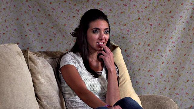 Латина в латексе: публика в восторге, лицо - под ударом спермы