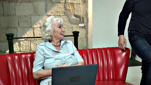 Old hairy granny fucked in pussy by BWC in missionary