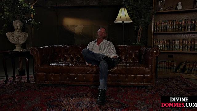 Госпожа в латексе наказывает электрошоком и страпоном, учит покорности взрослого мужчину.