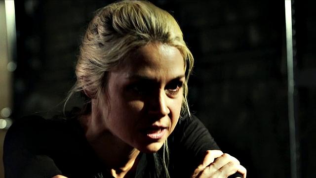 Латиночка оседлала блондинку и устроила настоящий ливень