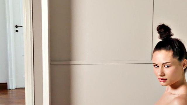 смазливая брюнетка с упругой грудью крутит жаркое соло на масле