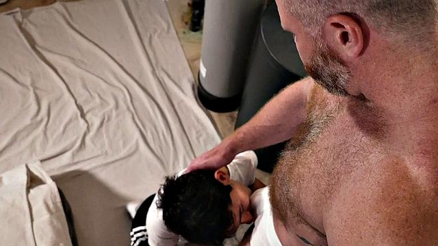 Татуированный мачо жестко трахается с худым парнем без гондона