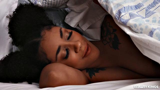 Ариана поймала Алекса за делом и не удержалась - вместо помады на члене теперь у неё подруги проблемы и повод подрочить под одеялом с соседом по комнате с бонусом в виде большого хуя.