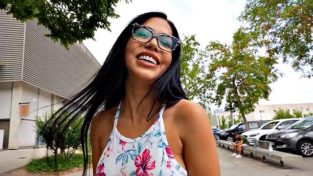 зрелая мама в очках бешено скачет на члене незнакомца