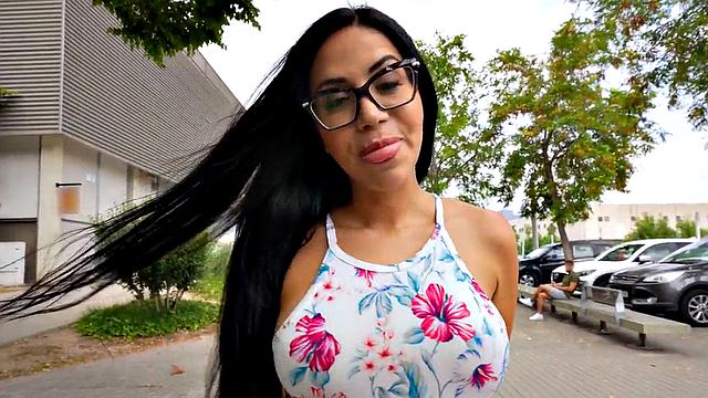 Big mommy cockriding strangers dick