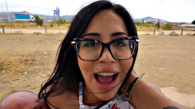 Big mommy cockriding strangers dick