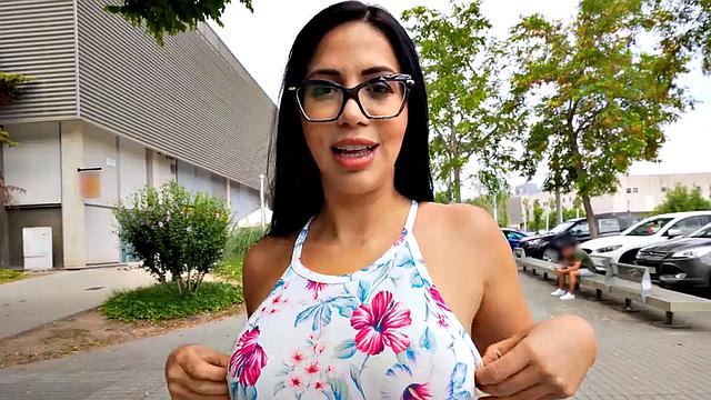 Big mommy cockriding strangers dick