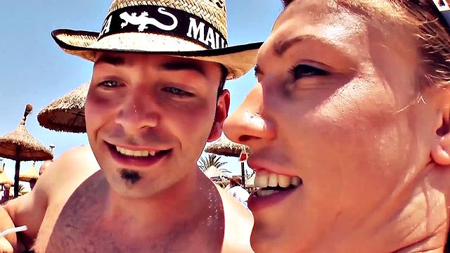 немецкая шлюха Сузи трахается на пляже, трясёт большой жопой