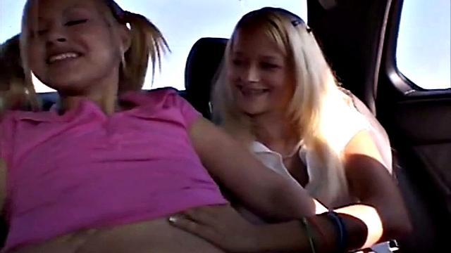 Milton Twins и блондинка устроили тройничок - теребят зрелые сиськи и доводят друг друга до оргазма с иронией, будто смотрят комедию вместо порно.