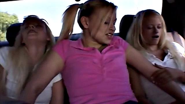 Milton Twins и блондинка устроили тройничок - теребят зрелые сиськи и доводят друг друга до оргазма с иронией, будто смотрят комедию вместо порно.