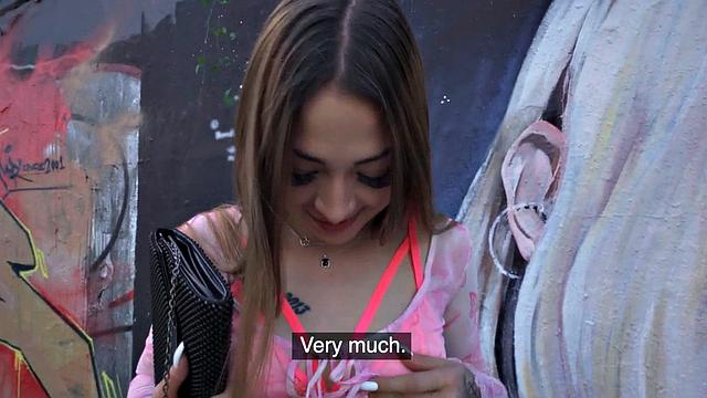 татуированная красотка трахается на улице за деньги в pov