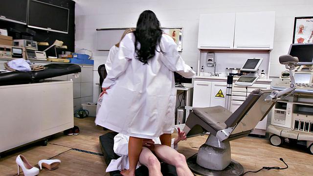 Две пышные учёные варят пилюли для секса и испытывают на себе прямо в лаборатории