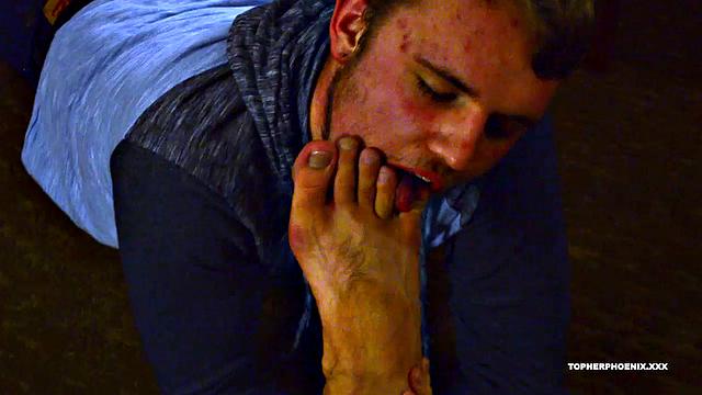 папаша-медведь шутит с ногами - фетишисты аплодируют