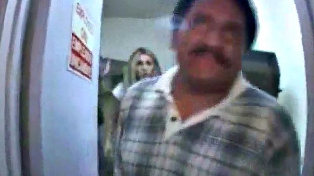 Сиера Сейдж ссыт и раздвигает ноги в подсобке секс-шопа