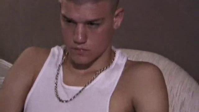 отвязный эксгибиционист дрочит член прямо на улице