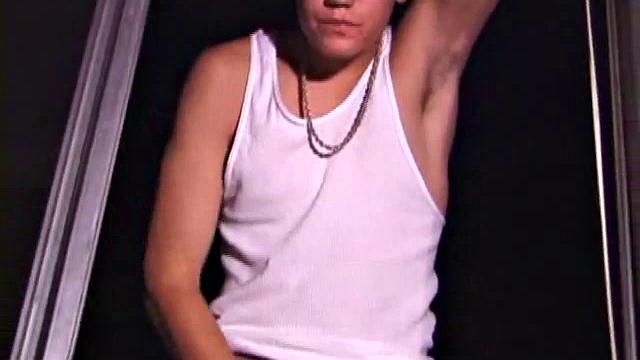 отвязный эксгибиционист дрочит член прямо на улице