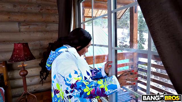 Amia Miley не скучает в зимней избушке - горы, секс и немного снега на попе.