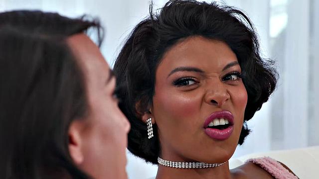 Транс латина и черная подруга трахаются с татуированным членом и Кейси Кей, Лола Морена