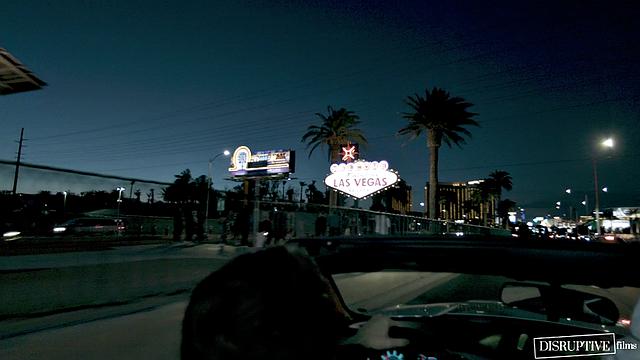 Элайджа сбежал от церковной мамы прямиком в гей-грехи Вегаса