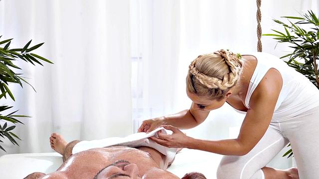 смазанная milf тащит белый ствол в догги и прикалывается