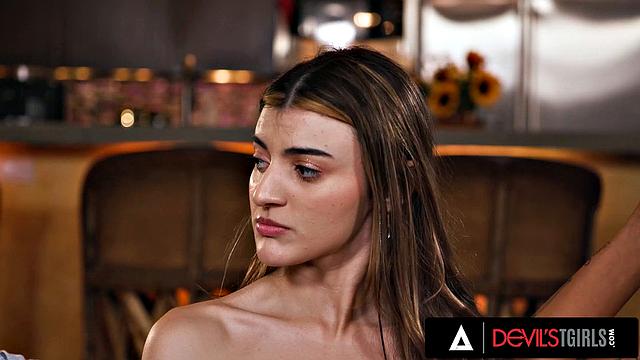 Транссексуалка умоляет пару дать двойное проникновение на прощание, напряжённая сцена с Draven Navarro, Victoria Grant и Julia James.