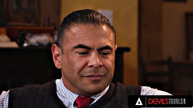 Транссексуалка умоляет пару дать двойное проникновение на прощание, напряжённая сцена с Draven Navarro, Victoria Grant и Julia James.