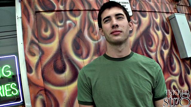Смотри, как взрослый натурал сосет в гей-глори холле от незнакомца мужика.