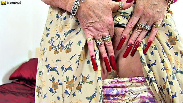 британская зрелая сама ласкает себя и получает крепко