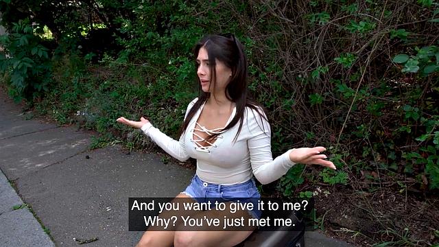 пошлая красотка скачет на жирном члене на улице, потом глубоко сосёт