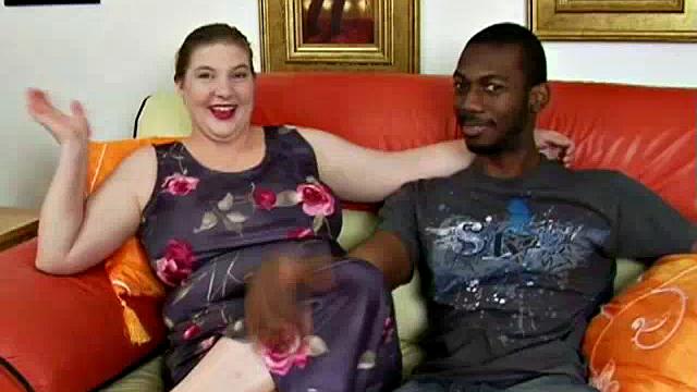 мощная брюнетка чарли мур сосет и трахается с черным жеребцом