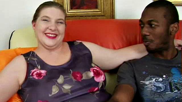 мощная брюнетка чарли мур сосет и трахается с черным жеребцом