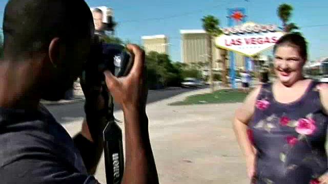 мощная брюнетка чарли мур сосет и трахается с черным жеребцом