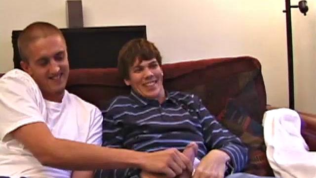 Matthew Matters и Rod Filler делают друг другу минет и кончают на диван