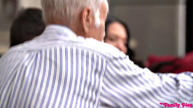 Райли Джин катается на члене брата, пока дед рядом сладко спит