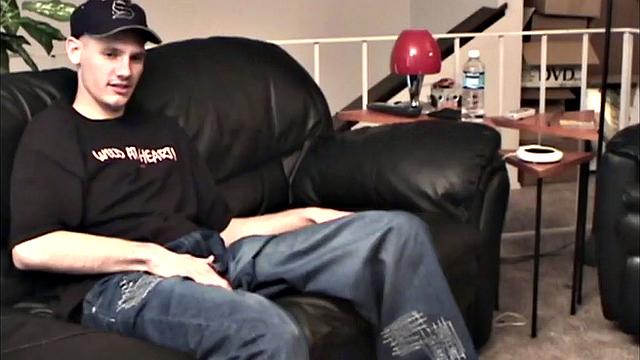 тетя боб сглаживает скуку и берет рьяна на диване в рот