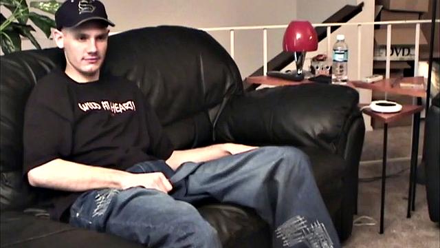 тетя боб сглаживает скуку и берет рьяна на диване в рот