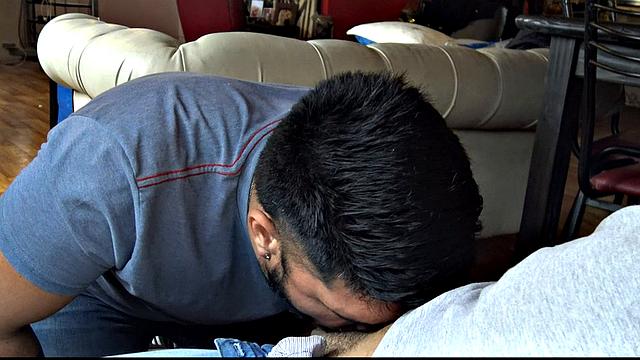 Горячий латино парень раздвигает ноги ради двойной награды