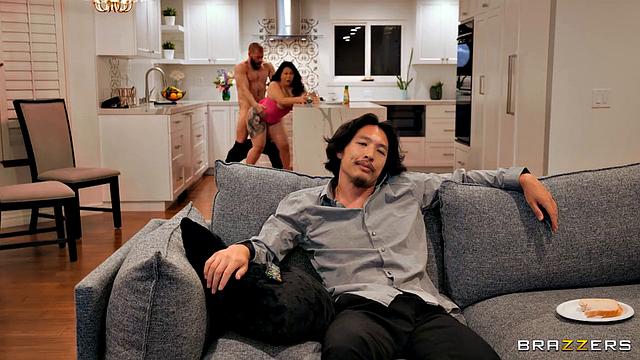 Токио Ли сосёт и трахается с любовником на кухне, пока муж ничего не подозревает.