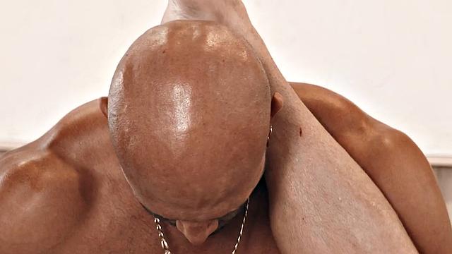 накачанные парни визжат, когда чёрный массажист долбит их в зад